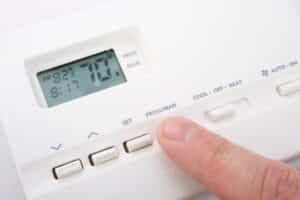 hand-adjusting-thermostat