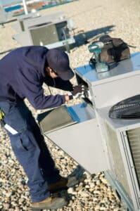 commercial-HVAC-technician-servicing-a-rooftop-unit